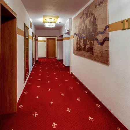 Tiptop Burgschmiet Garni فندق