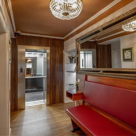 Tiptop Burgschmiet Garni Hotel 3*
