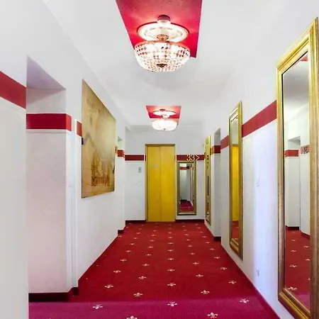فندق Tiptop Burgschmiet Garni 3*