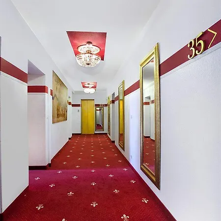 Tiptop Burgschmiet Garni Hotel 3*